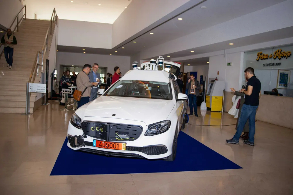 Automóvel em exposição no recinto do Automotive Summit