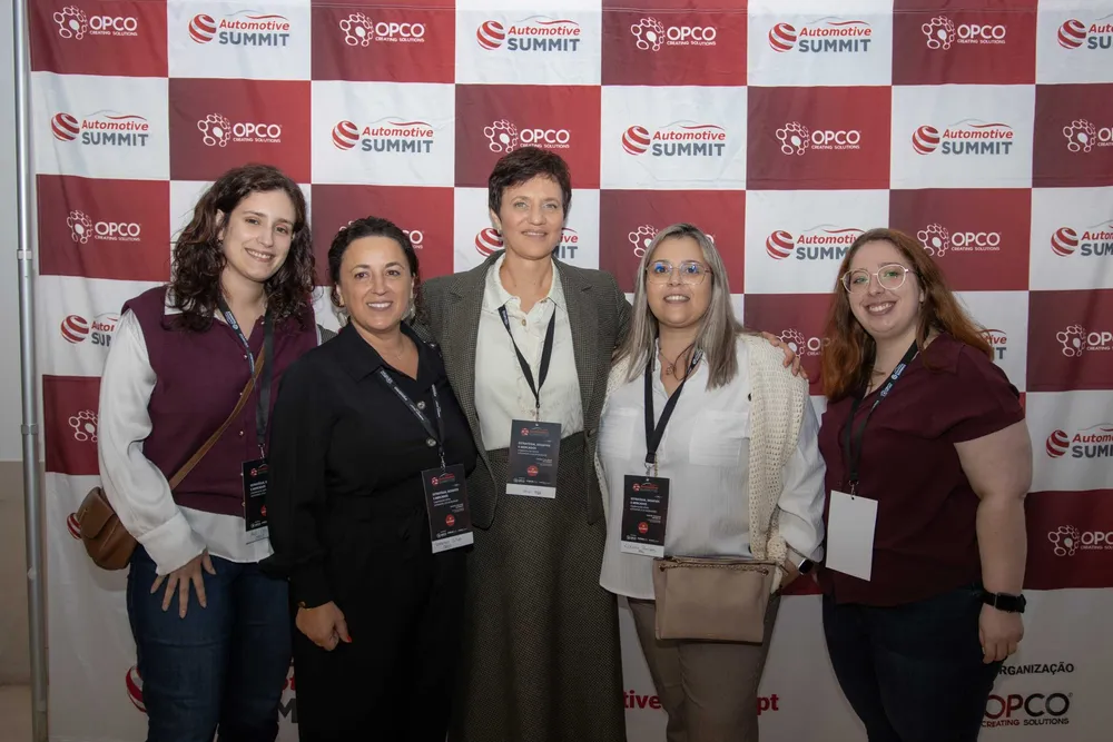 Grupo de participantes junto ao backstop do evento
