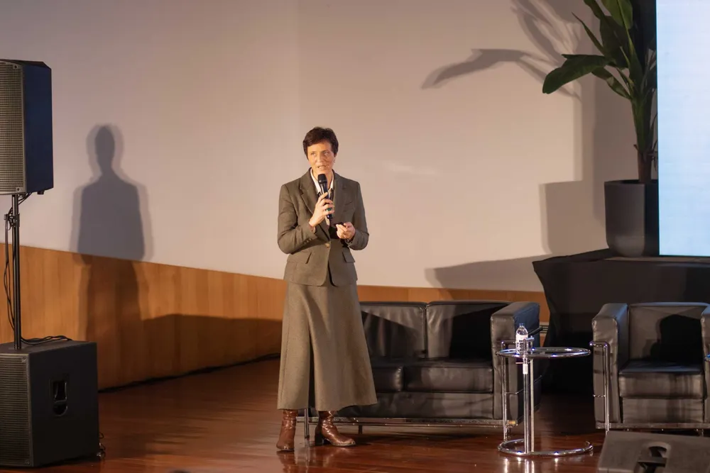 Apresentação de uma oradora no palco principal