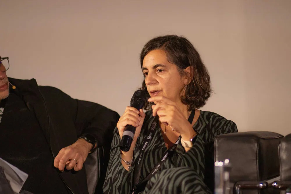 Intervenção de uma oradora no Automotive Summit 2025
